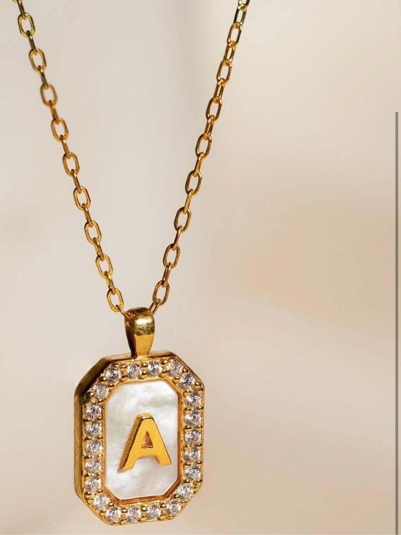 Collier lettre nacré plaqué or -Pré commande