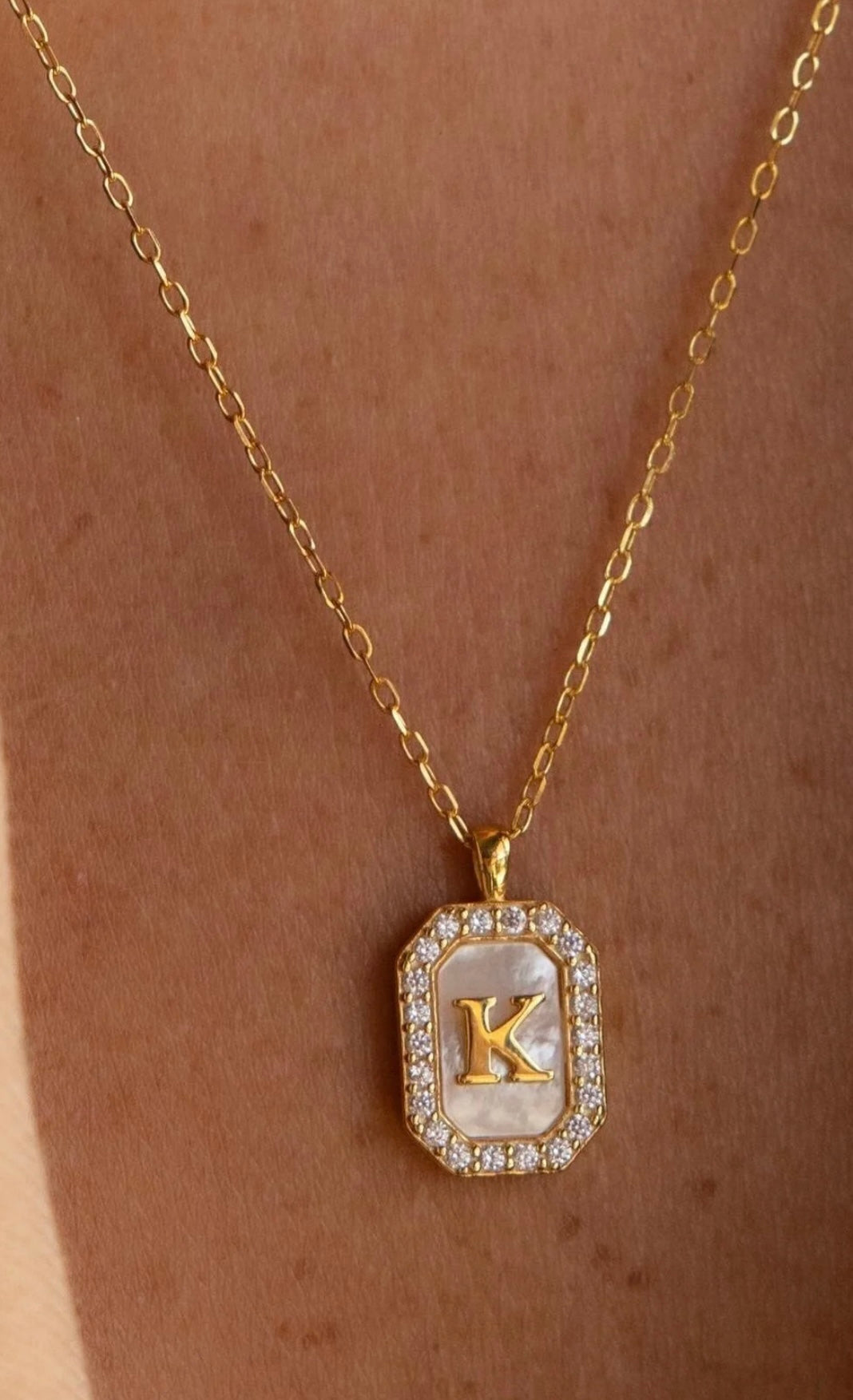 Collier lettre nacré plaqué or -Pré commande