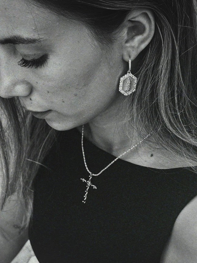 Boucles d’oreilles vierges