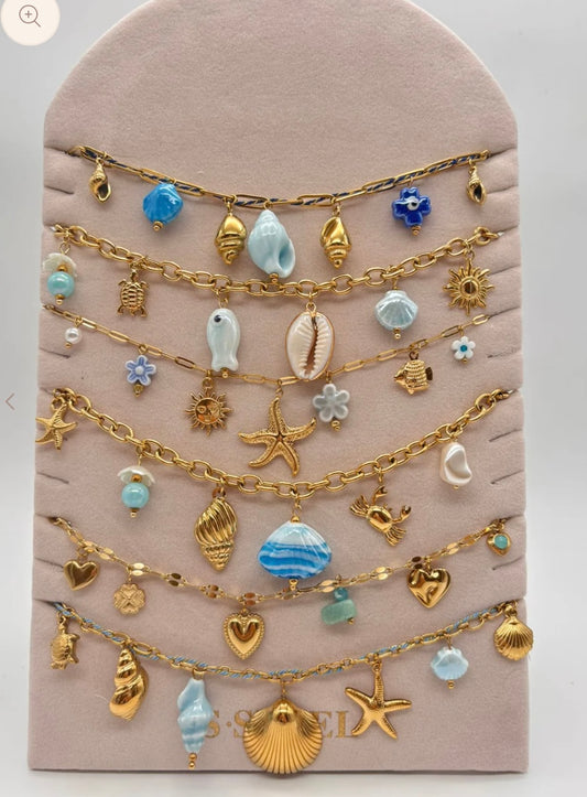 Un collier breloques au hasard ! :)