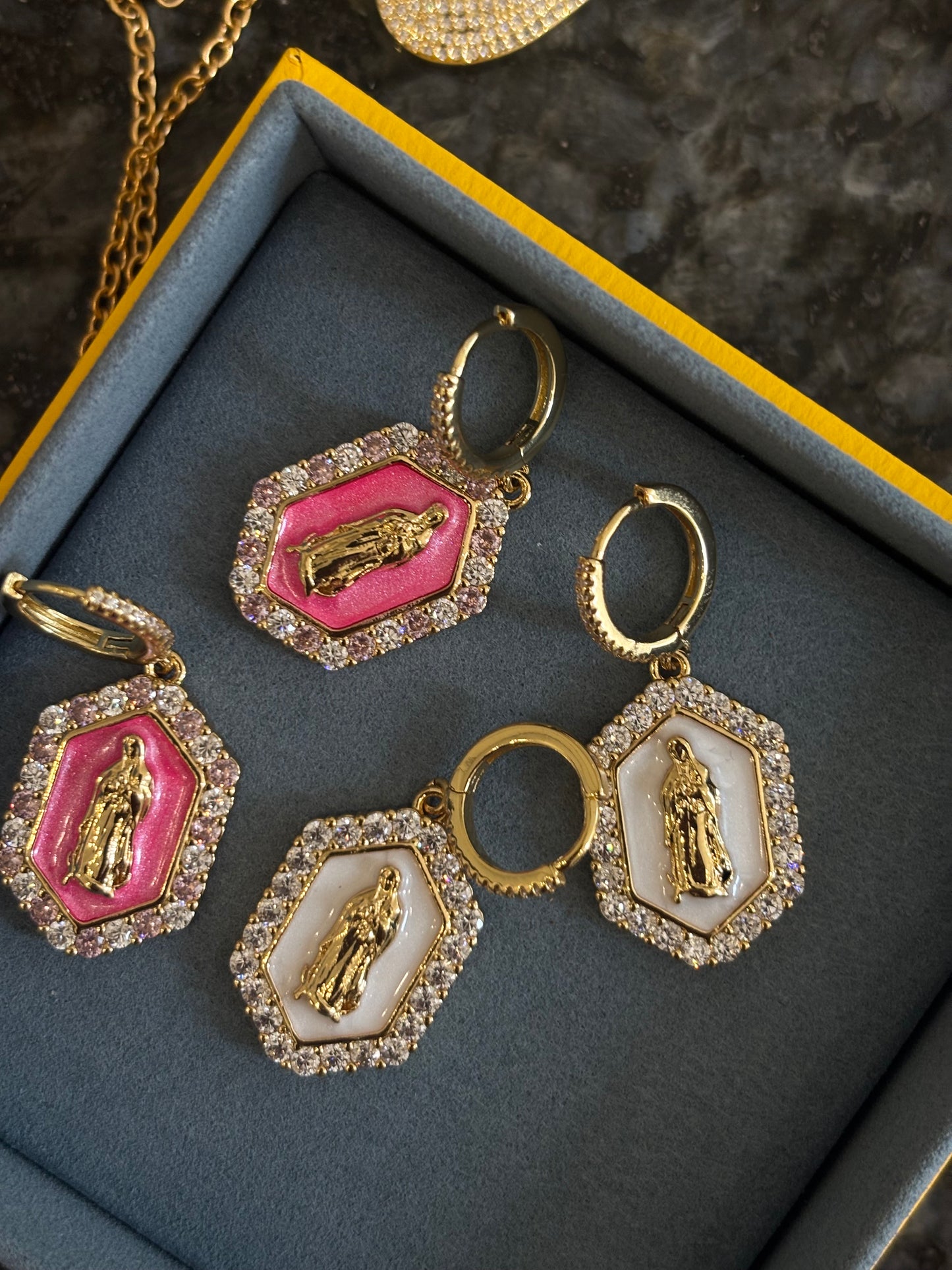 Boucles d’oreilles vierges