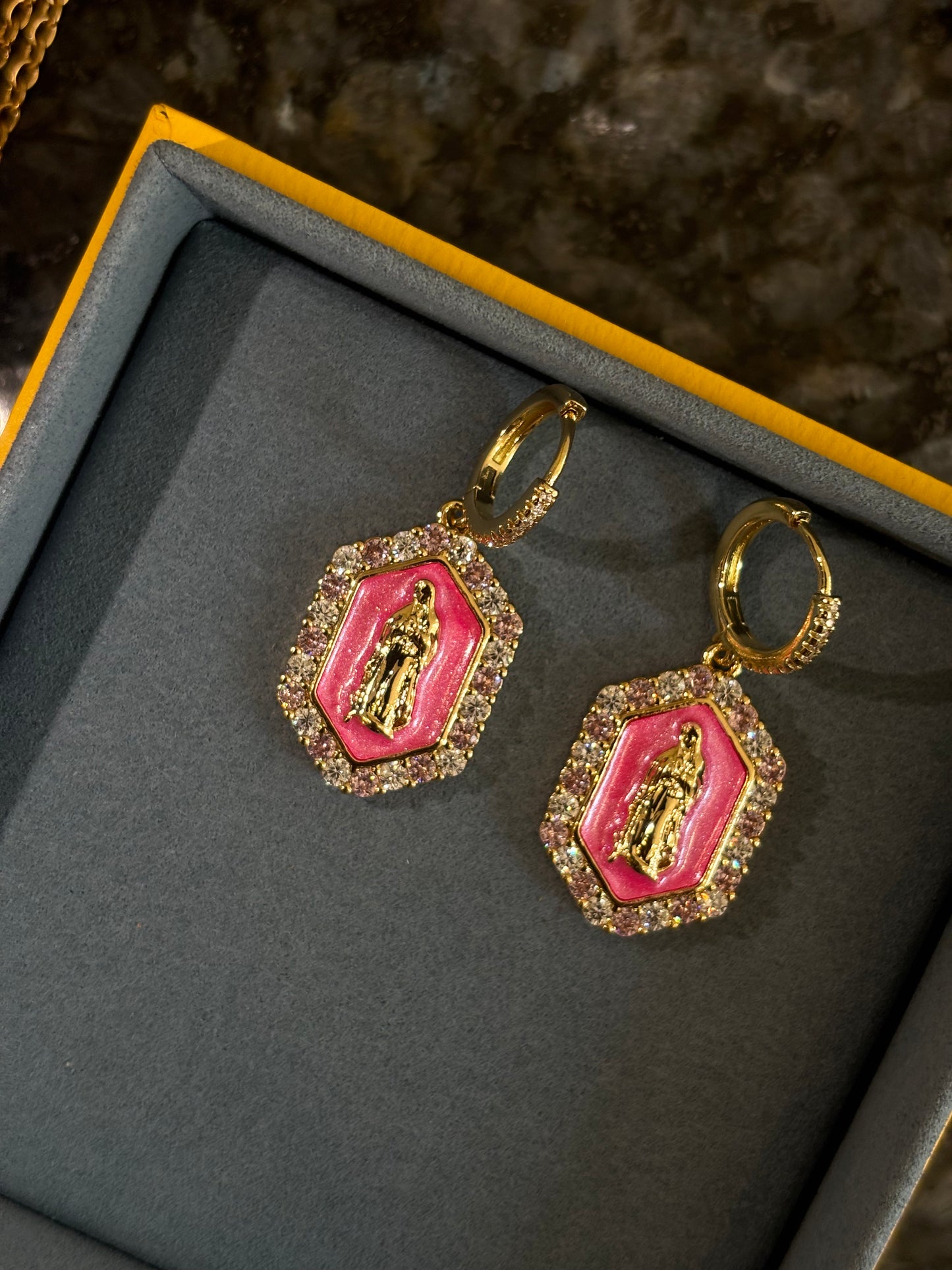 Boucles d’oreilles vierges
