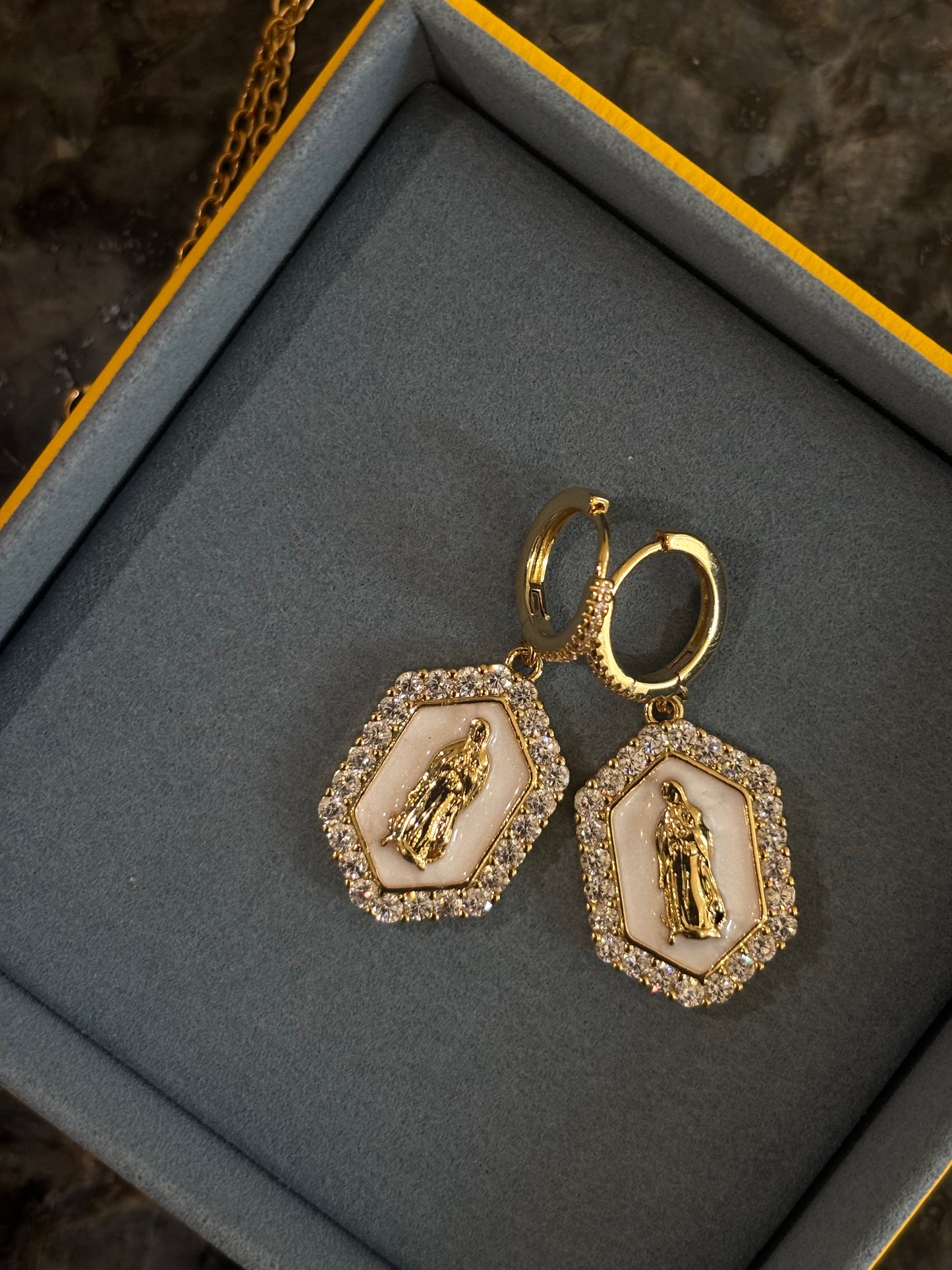Boucles d’oreilles vierges
